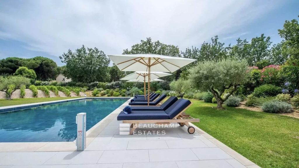 New villa walking distance of Canoubiers beach