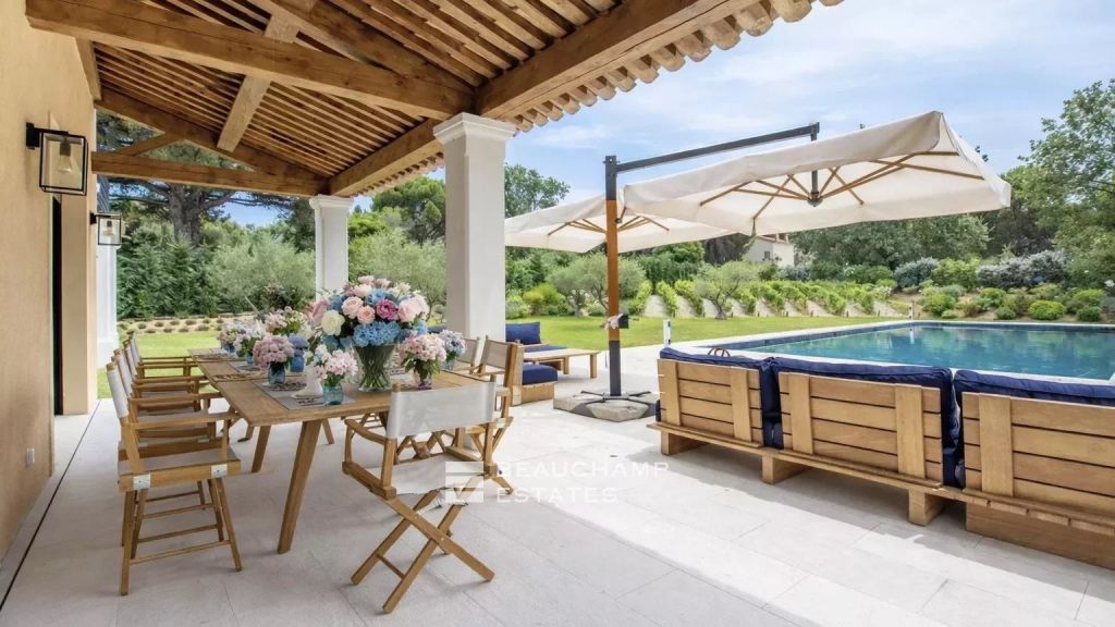 New villa walking distance of Canoubiers beach