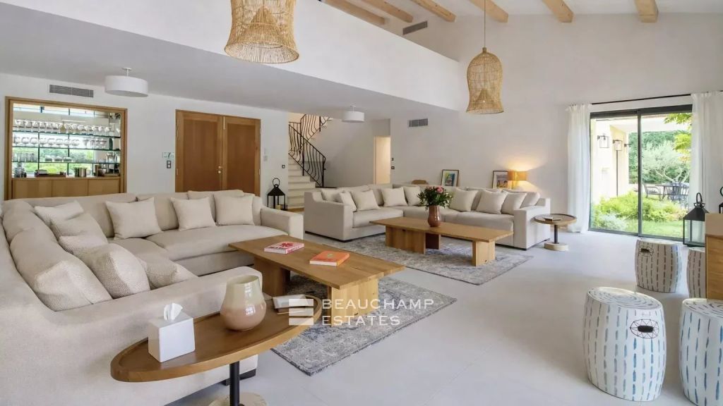 New villa walking distance of Canoubiers beach