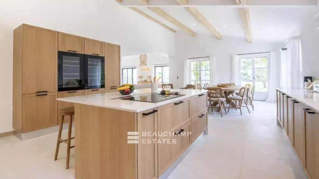 New villa walking distance of Canoubiers beach