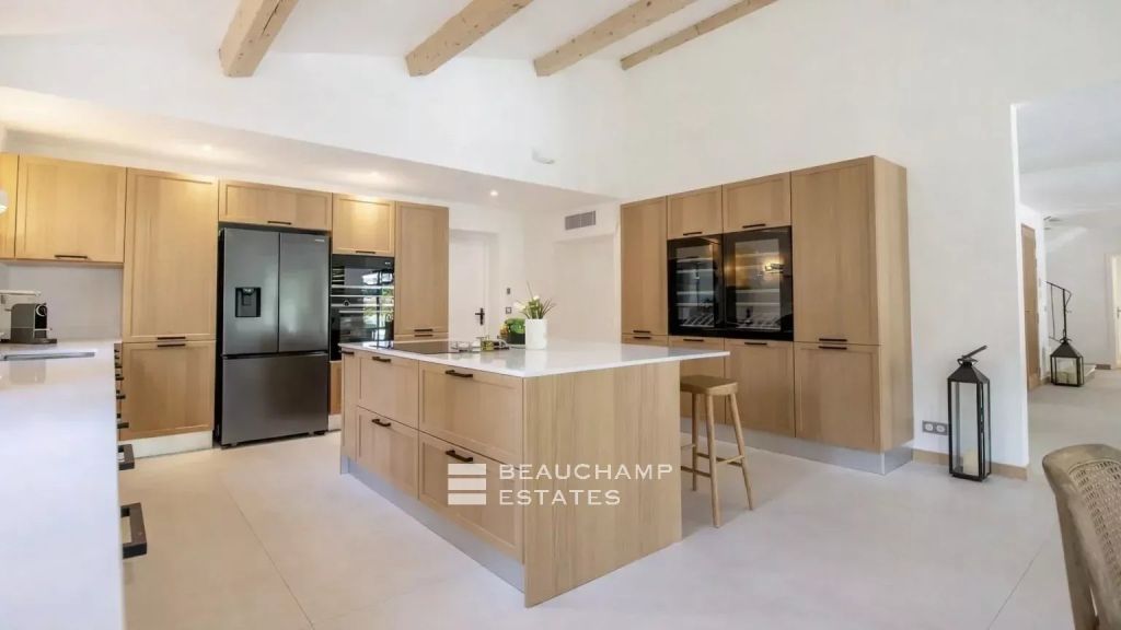 New villa walking distance of Canoubiers beach