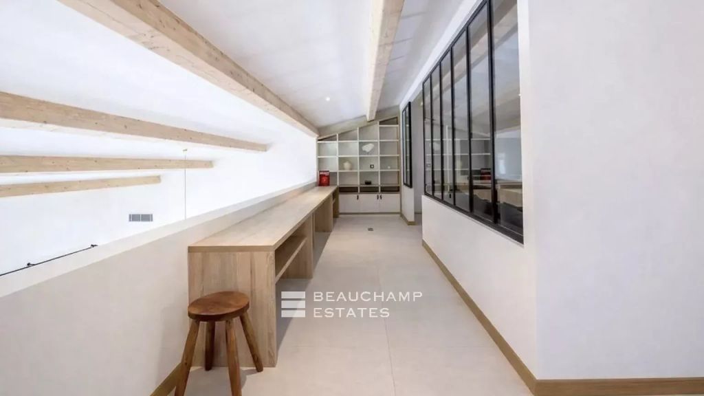 New villa walking distance of Canoubiers beach