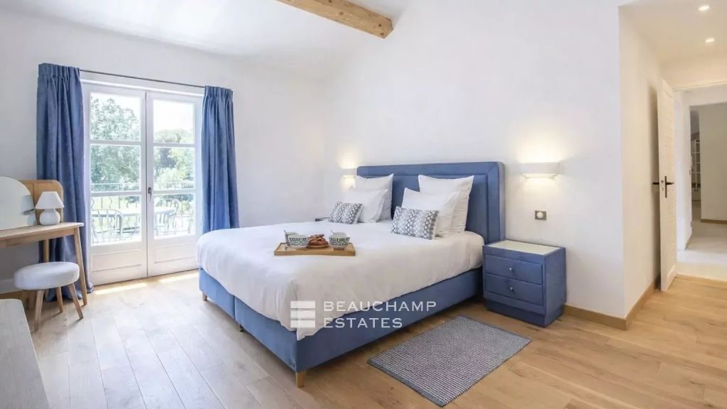 New villa walking distance of Canoubiers beach