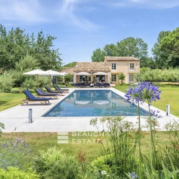 New villa walking distance of Canoubiers beach