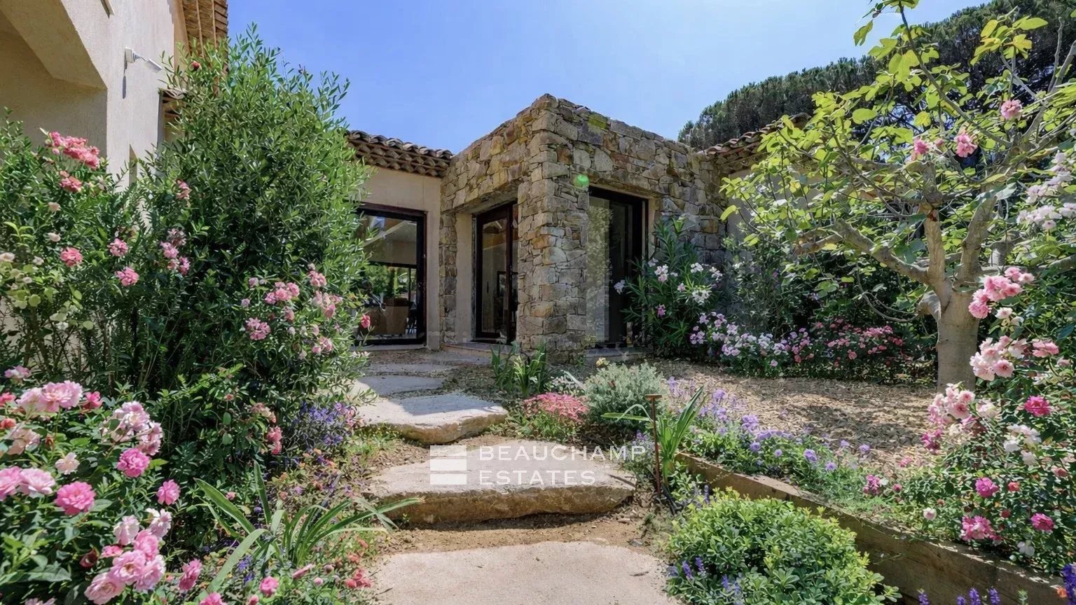 New villa within walking distance of Pampelonne Beach and Club 55 – Ramatuelle New villa within walking distance of Pampelonne Beach and Club 55 – Ramatuelle