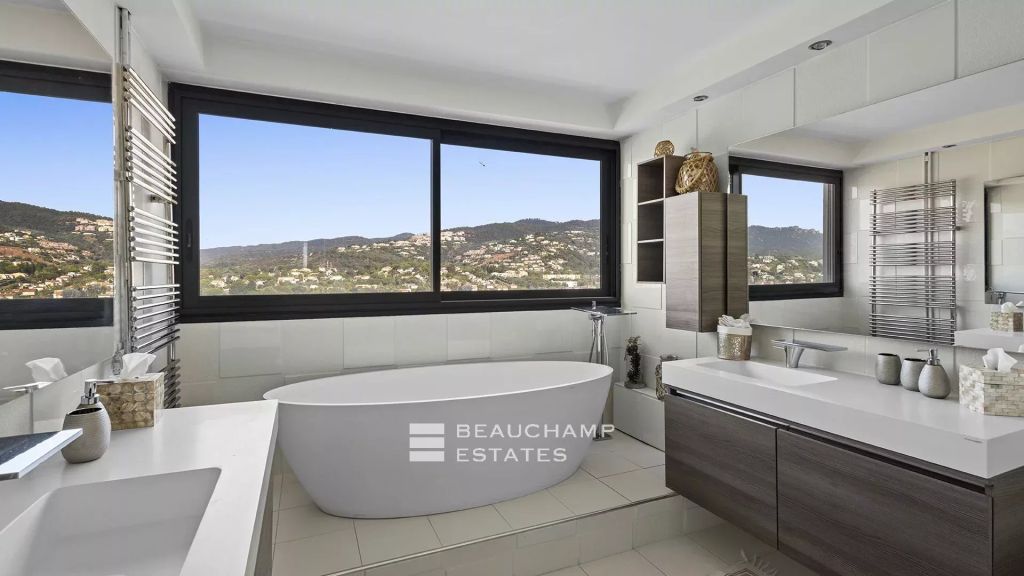 PENTHOUSE – PANORAMIC SEA VIEW