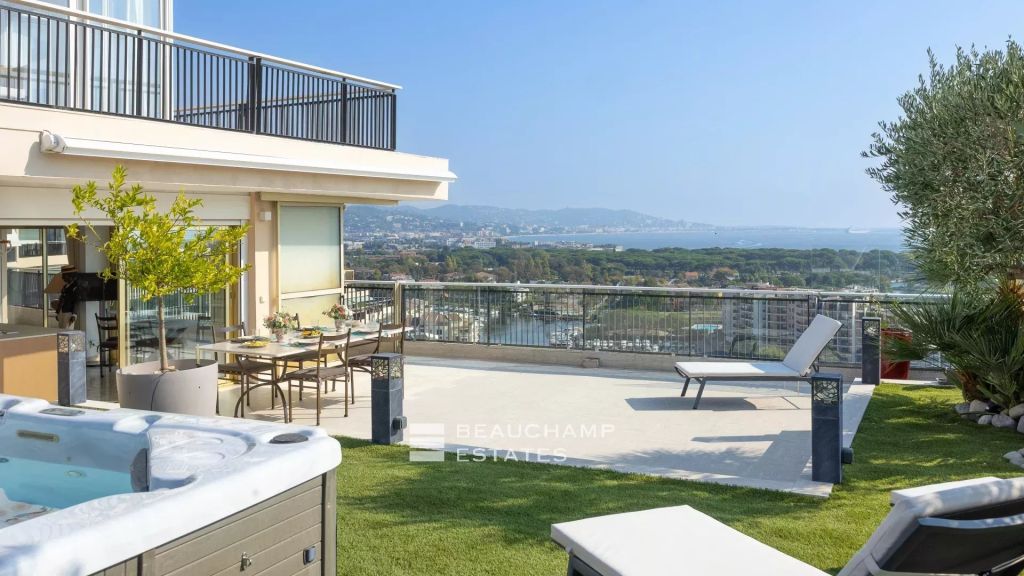 Penthouse with panoramic sea view – Mandelieu La Napoule