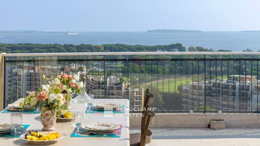 Penthouse with panoramic sea view – Mandelieu La Napoule