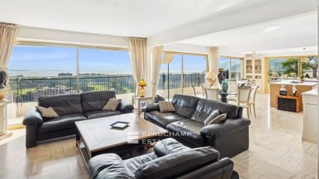 Penthouse with panoramic sea view – Mandelieu La Napoule