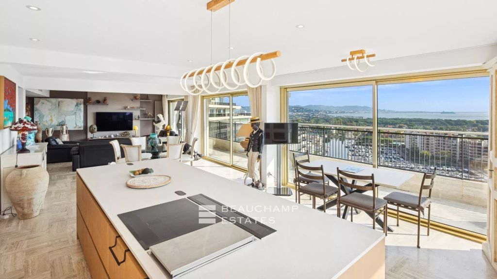 Penthouse with panoramic sea view – Mandelieu La Napoule