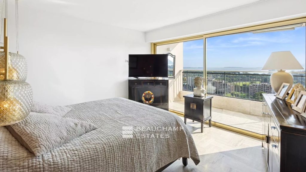 Penthouse with panoramic sea view – Mandelieu La Napoule