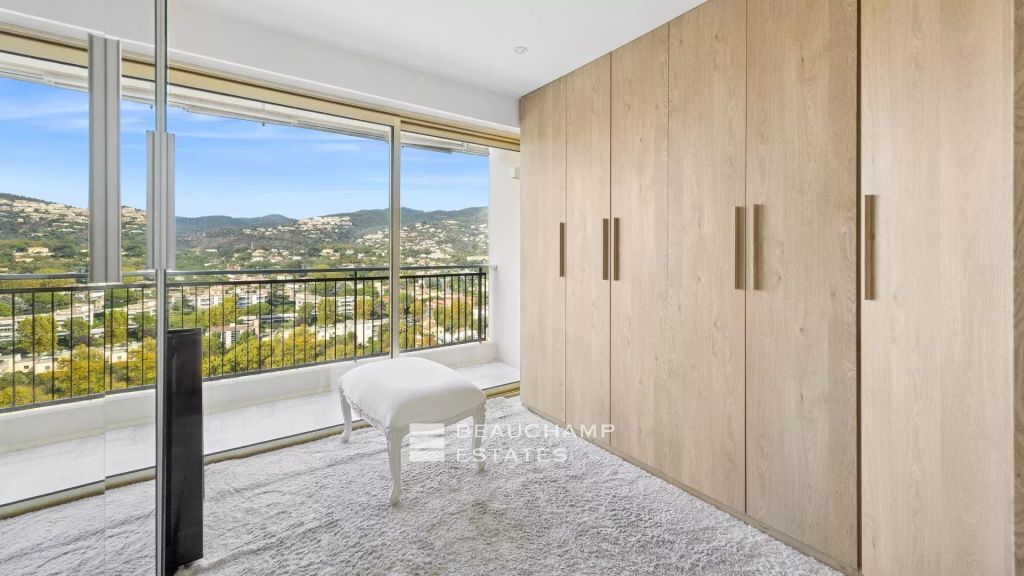 Penthouse with panoramic sea view – Mandelieu La Napoule