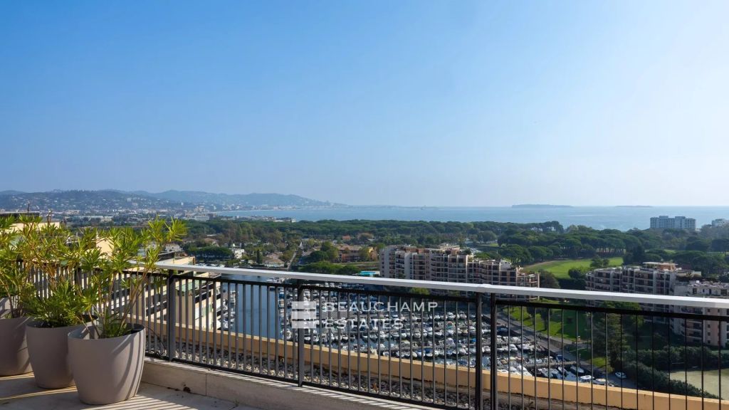 Penthouse with panoramic sea view – Mandelieu La Napoule