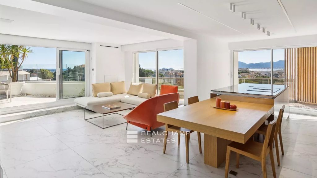 Penthouse with panoramic sea view