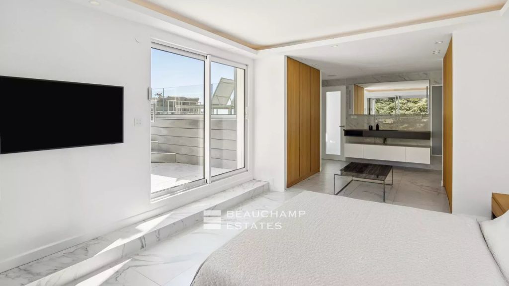 Penthouse with panoramic sea view