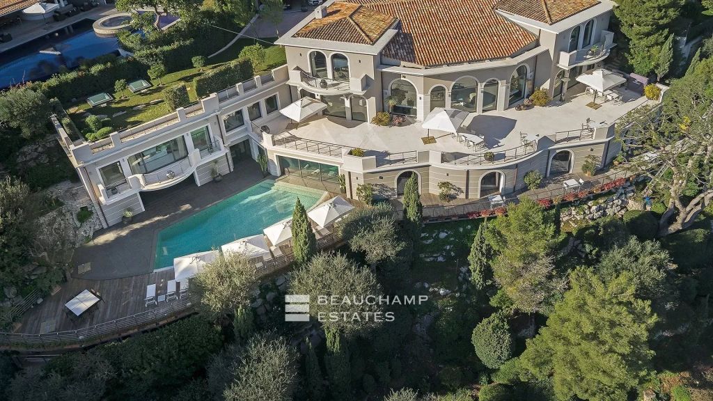 Property with 16 bedrooms and panoramic sea view-