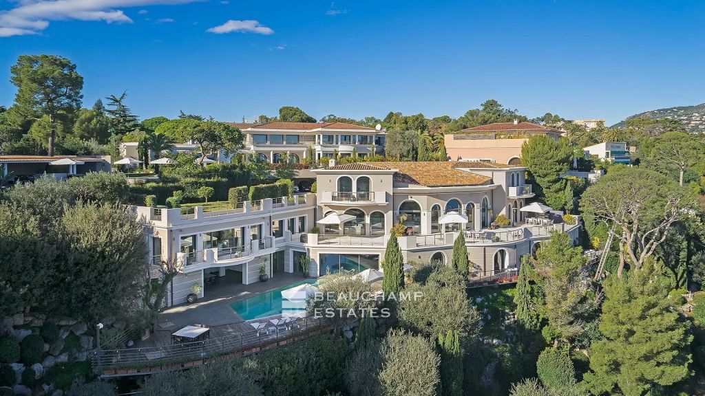 Property with 16 bedrooms and panoramic sea view-