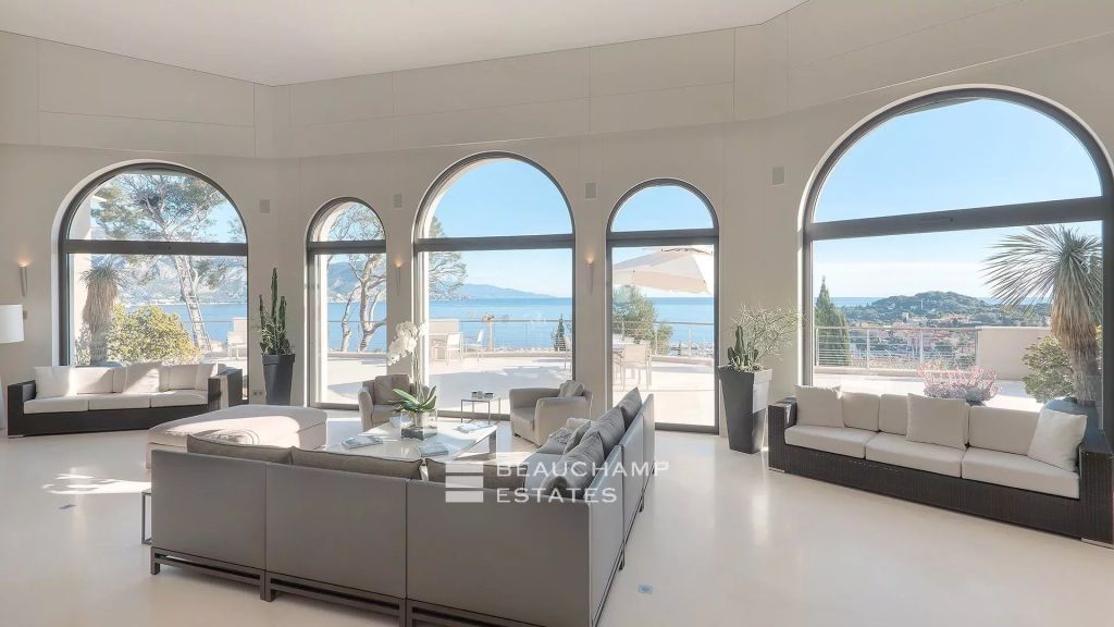 Property with 16 bedrooms and panoramic sea view-