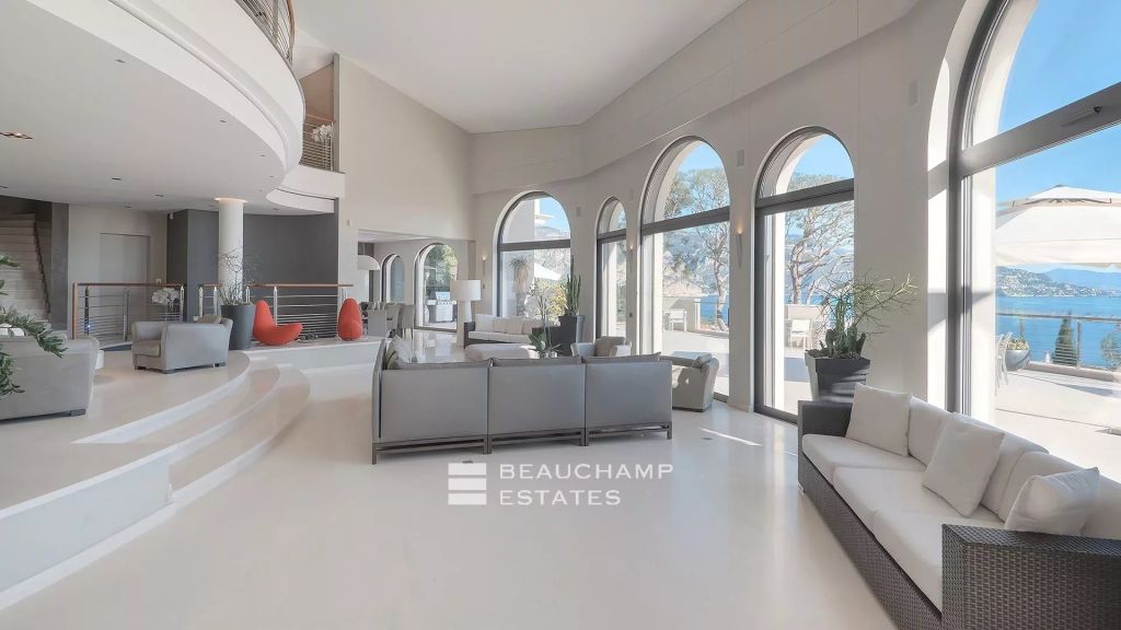 Property with 16 bedrooms and panoramic sea view-