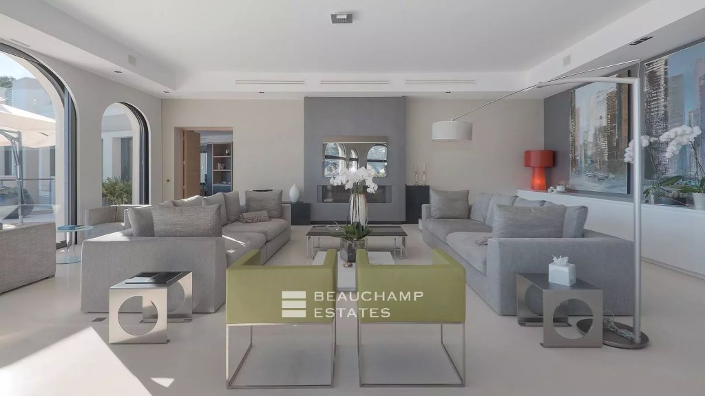 Property with 16 bedrooms and panoramic sea view-