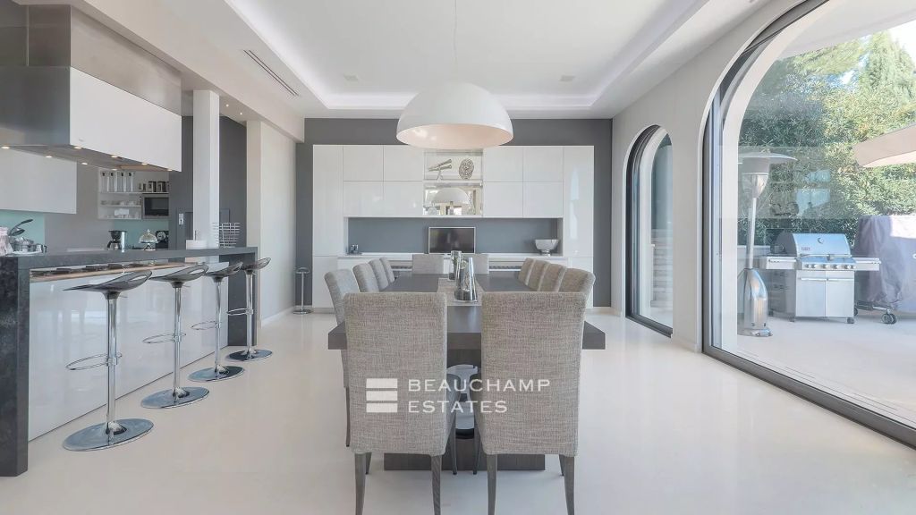 Property with 16 bedrooms and panoramic sea view-