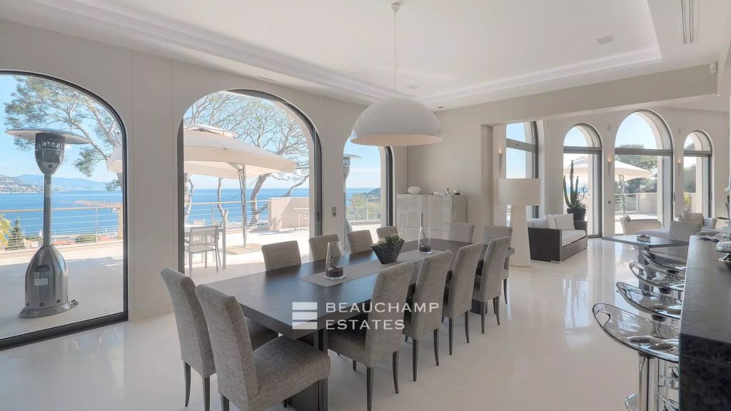 Property with 16 bedrooms and panoramic sea view-