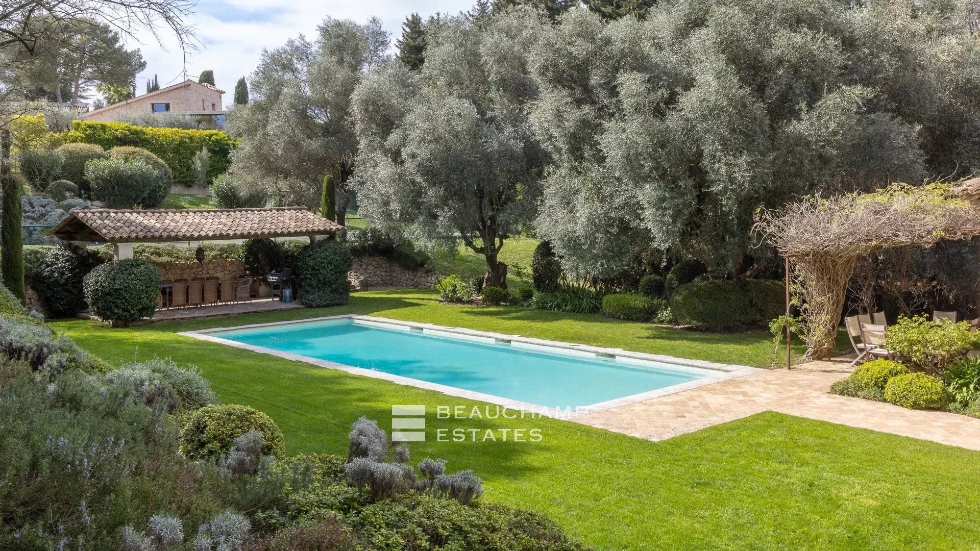 Bastide provençale de 6 chambres à pied du village de Mougins Provençal bastide with 6 bedrooms, within walking distance of the village of Mougins