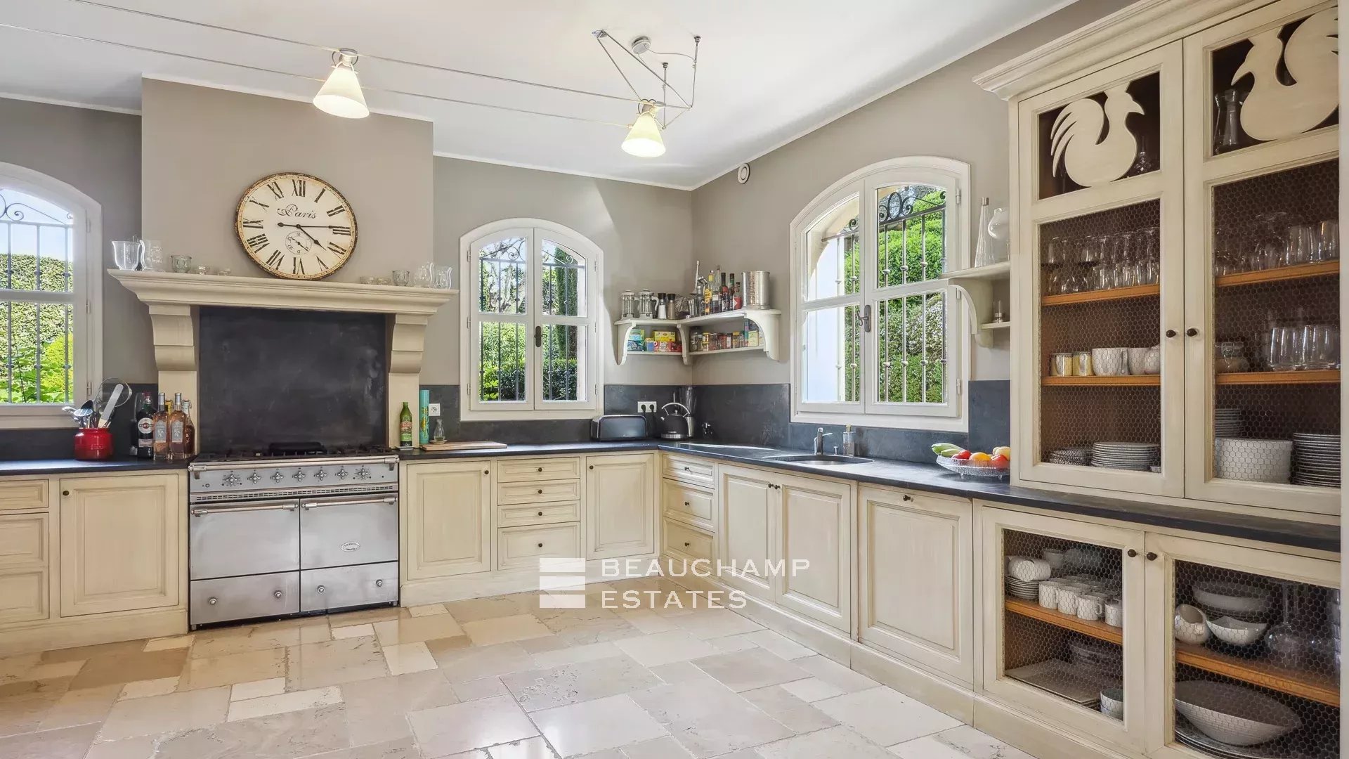 Bastide provençale de 6 chambres à pied du village de Mougins Provençal bastide with 6 bedrooms, within walking distance of the village of Mougins