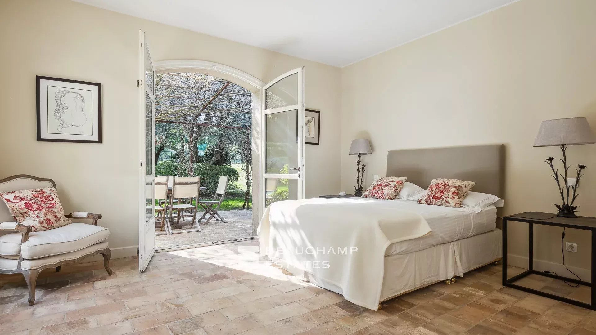 Bastide provençale de 6 chambres à pied du village de Mougins Provençal bastide with 6 bedrooms, within walking distance of the village of Mougins