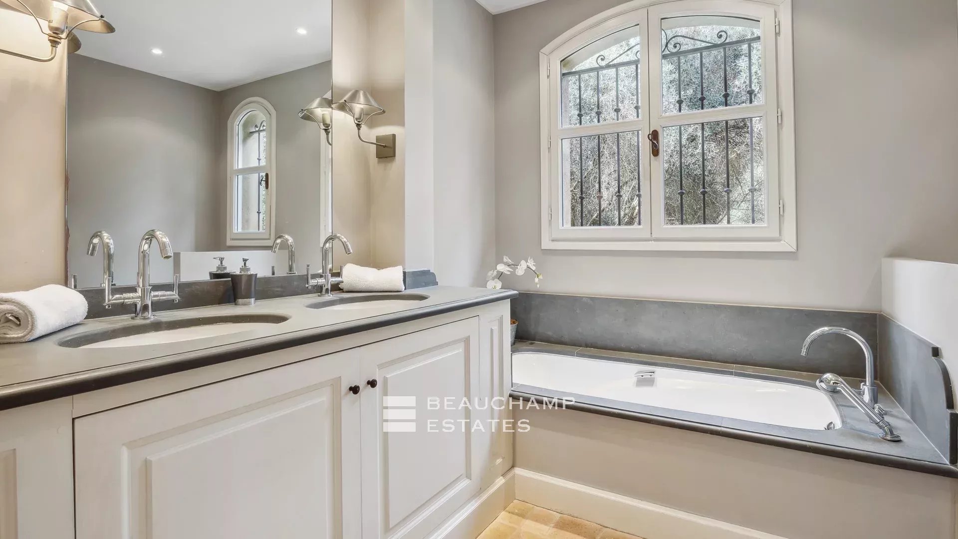 Bastide provençale de 6 chambres à pied du village de Mougins Provençal bastide with 6 bedrooms, within walking distance of the village of Mougins