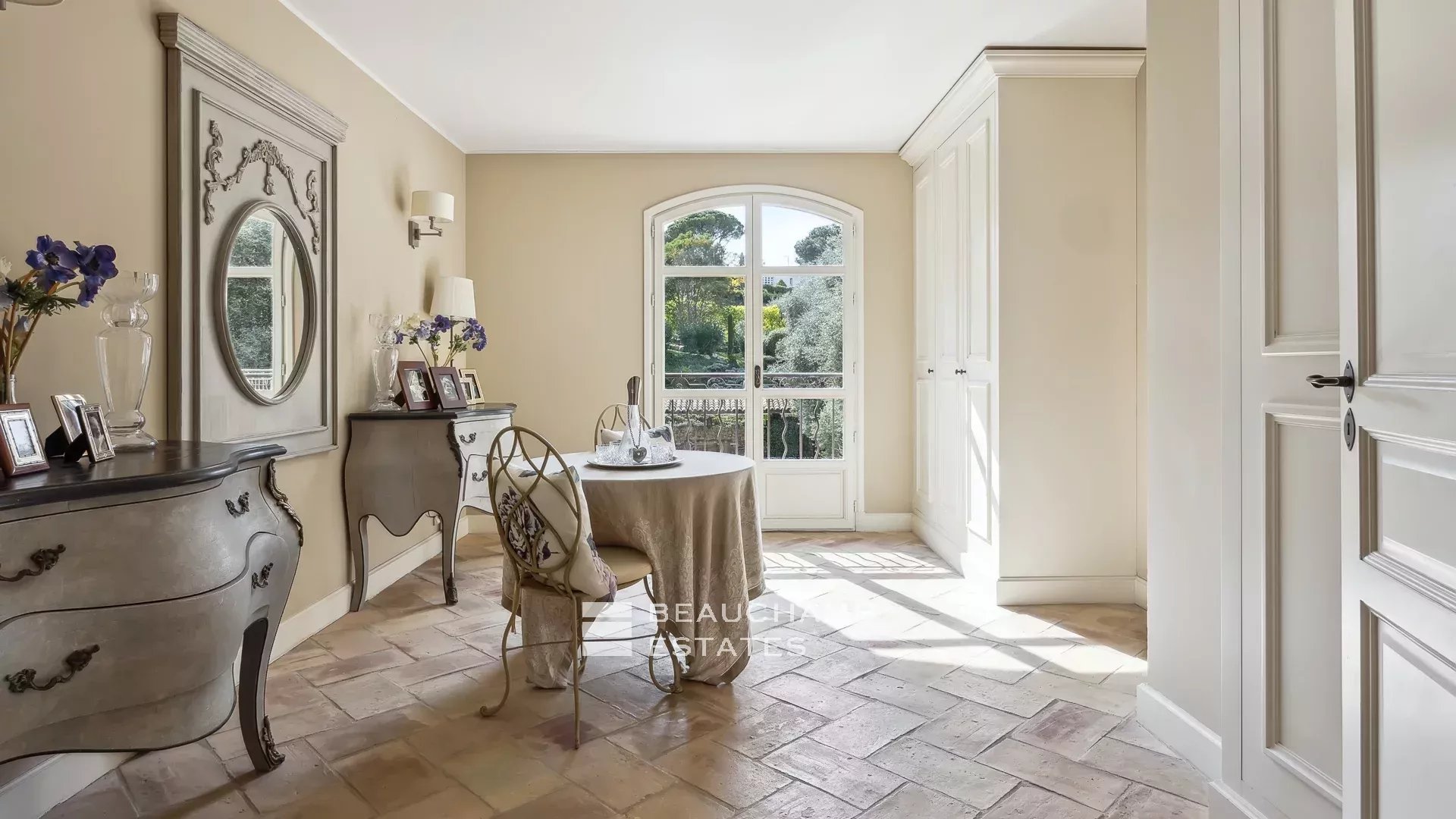 Bastide provençale de 6 chambres à pied du village de Mougins Provençal bastide with 6 bedrooms, within walking distance of the village of Mougins