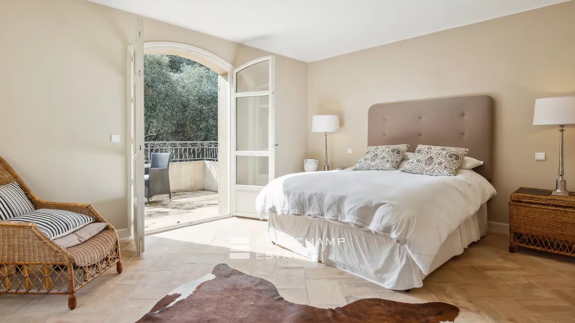 Bastide provençale de 6 chambres à pied du village de Mougins Provençal bastide with 6 bedrooms, within walking distance of the village of Mougins