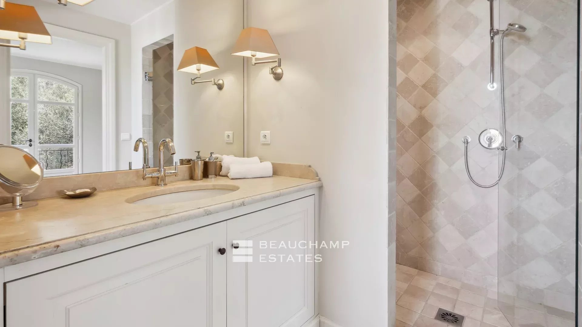 Bastide provençale de 6 chambres à pied du village de Mougins Provençal bastide with 6 bedrooms, within walking distance of the village of Mougins