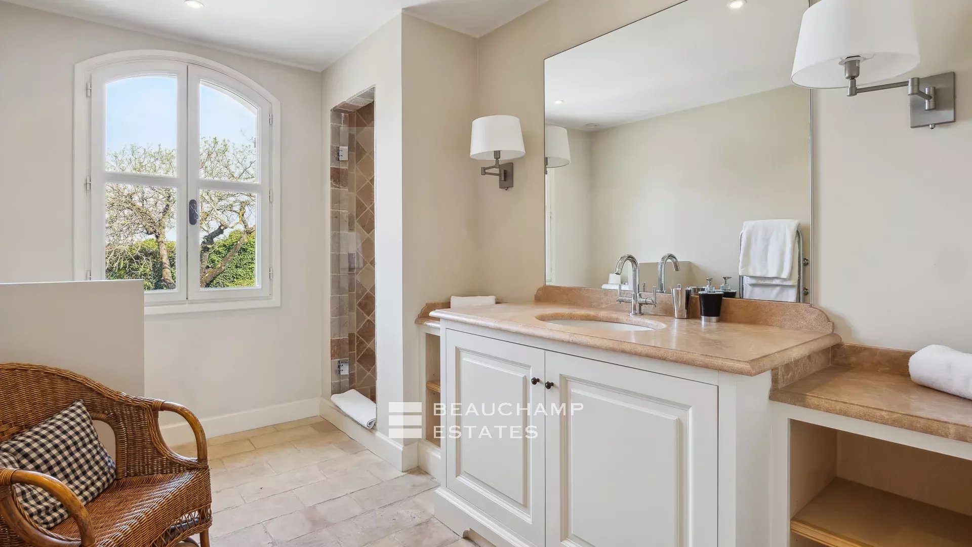 Bastide provençale de 6 chambres à pied du village de Mougins Provençal bastide with 6 bedrooms, within walking distance of the village of Mougins