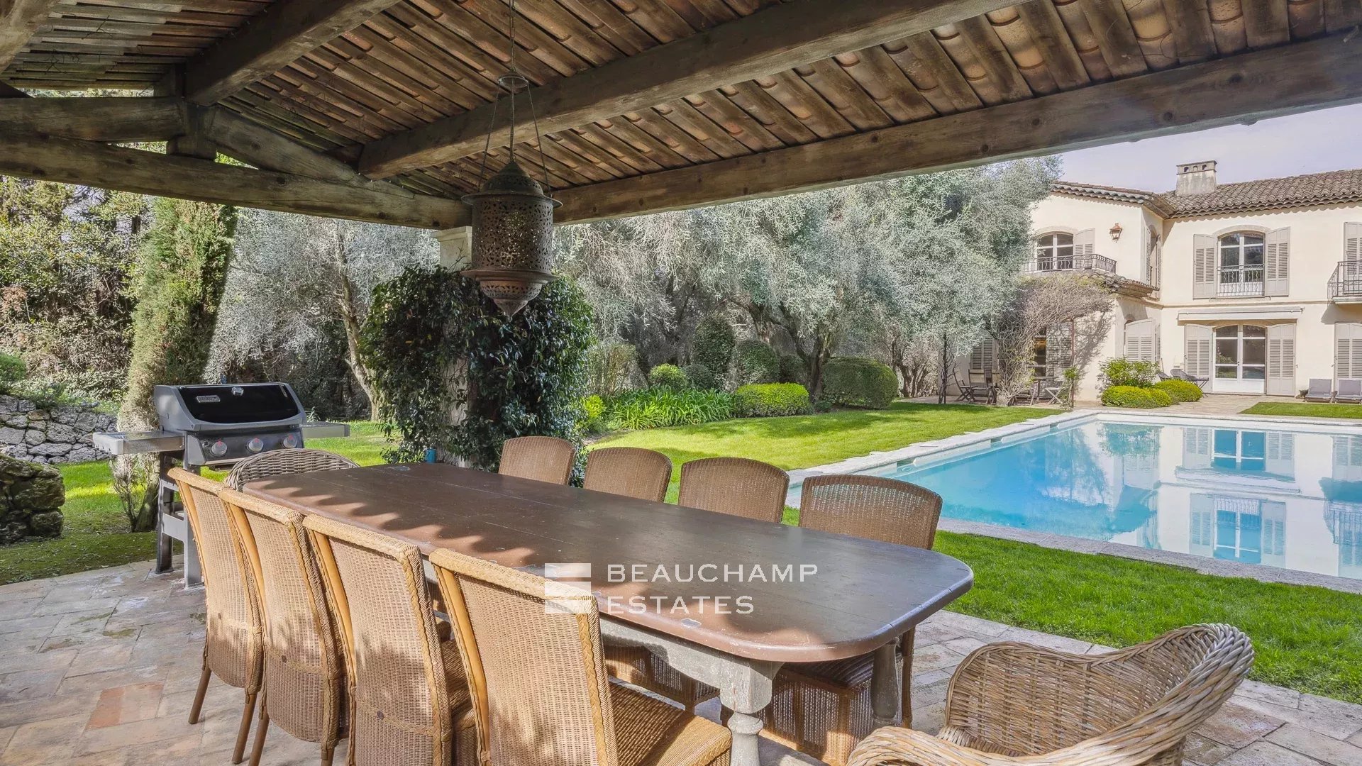 Bastide provençale de 6 chambres à pied du village de Mougins Provençal bastide with 6 bedrooms, within walking distance of the village of Mougins
