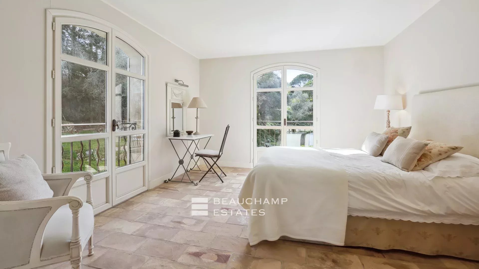 Bastide provençale de 6 chambres à pied du village de Mougins Provençal bastide with 6 bedrooms, within walking distance of the village of Mougins