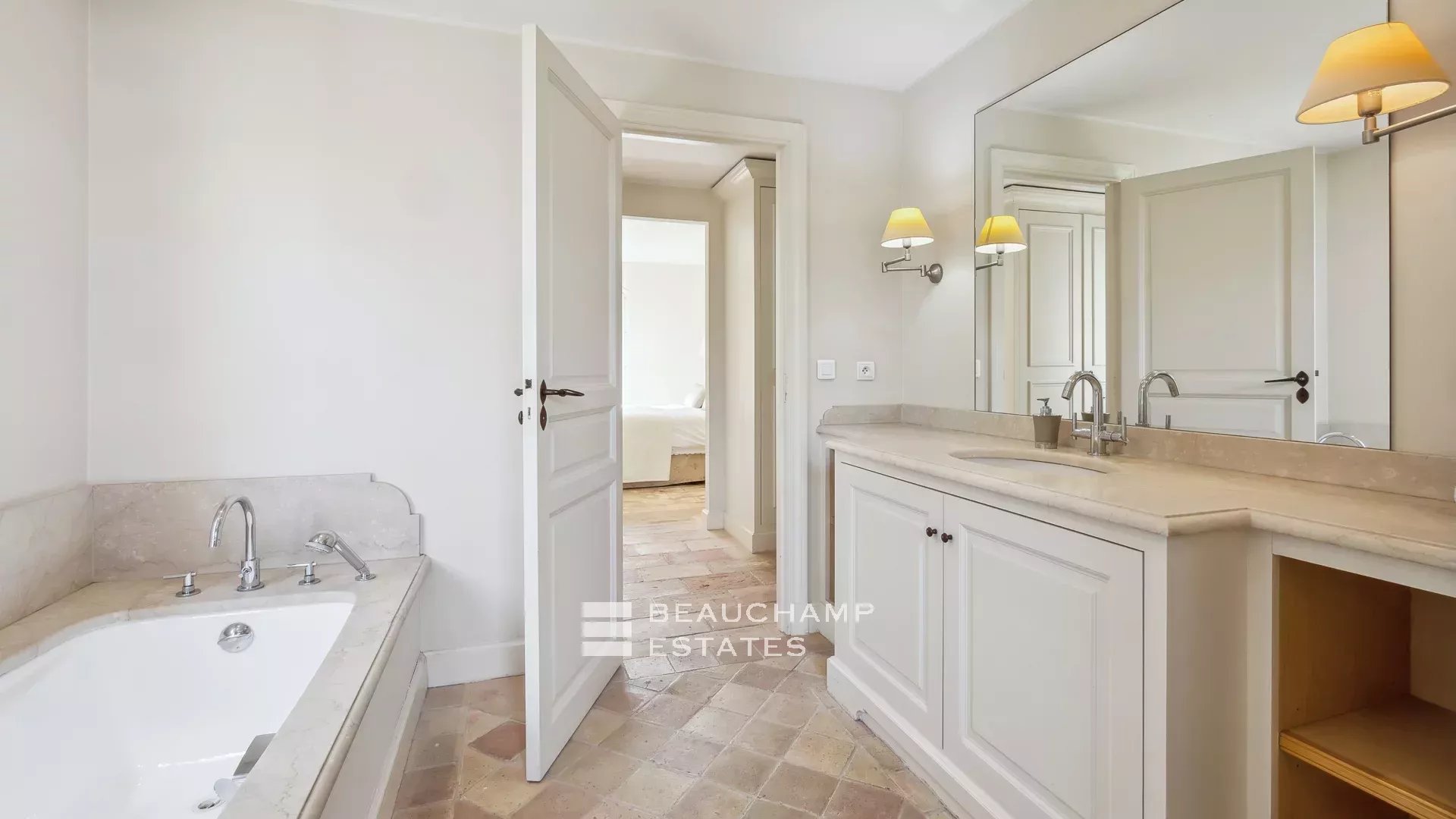 Bastide provençale de 6 chambres à pied du village de Mougins Provençal bastide with 6 bedrooms, within walking distance of the village of Mougins