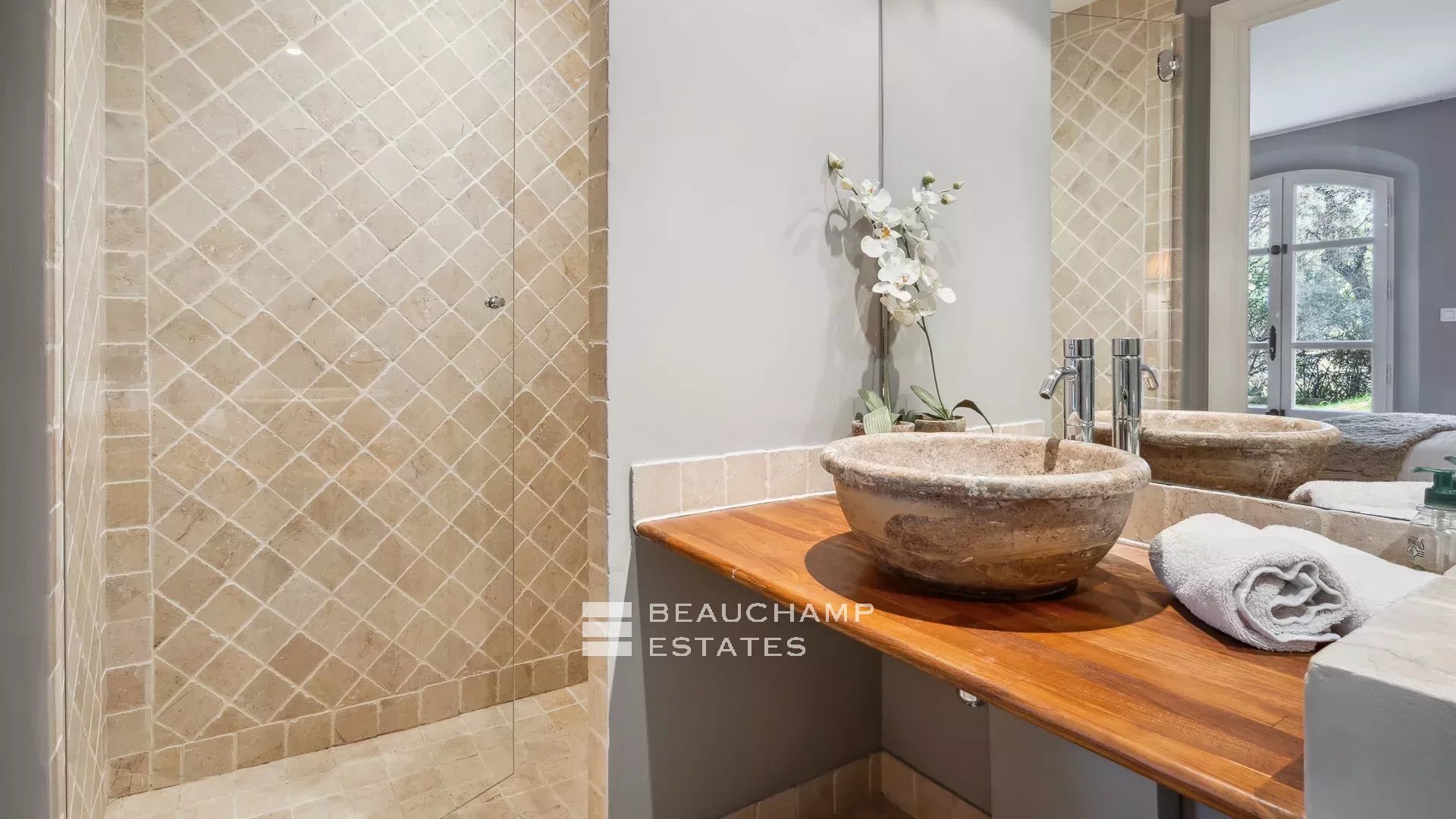 Bastide provençale de 6 chambres à pied du village de Mougins Provençal bastide with 6 bedrooms, within walking distance of the village of Mougins