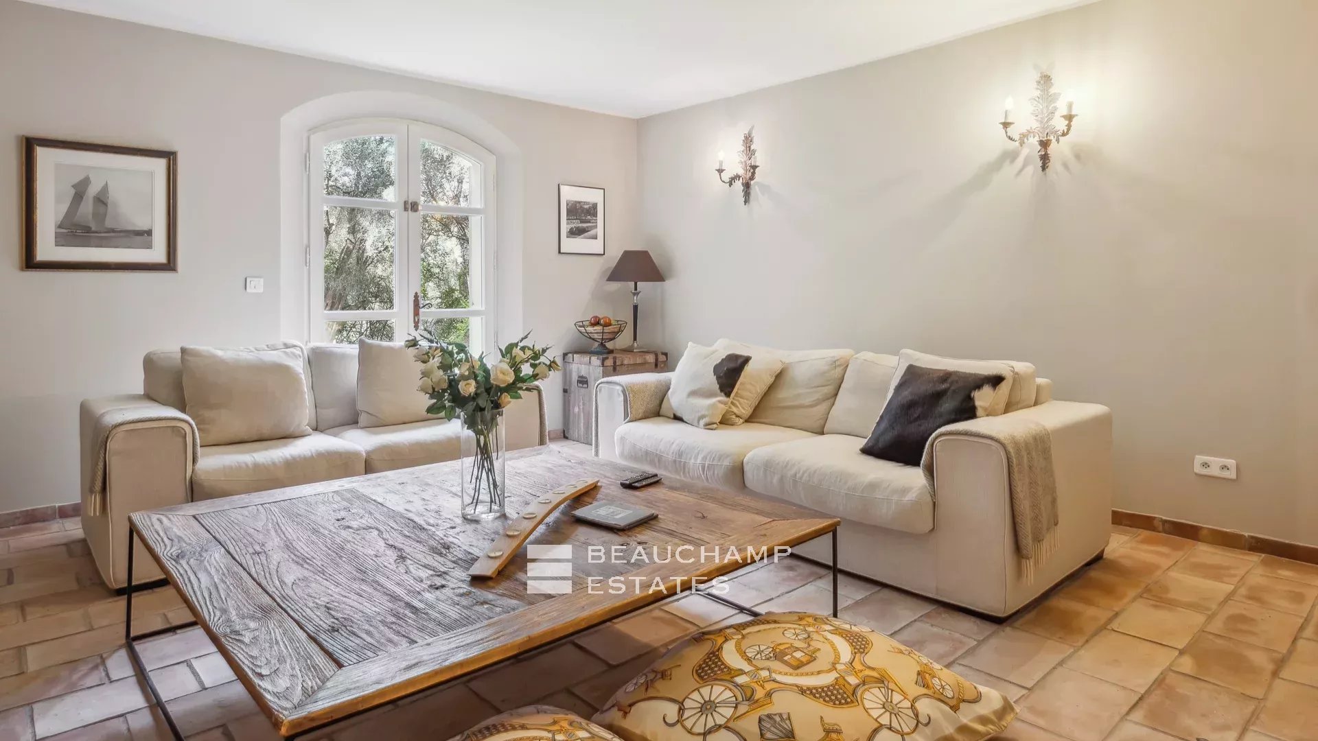 Bastide provençale de 6 chambres à pied du village de Mougins Provençal bastide with 6 bedrooms, within walking distance of the village of Mougins