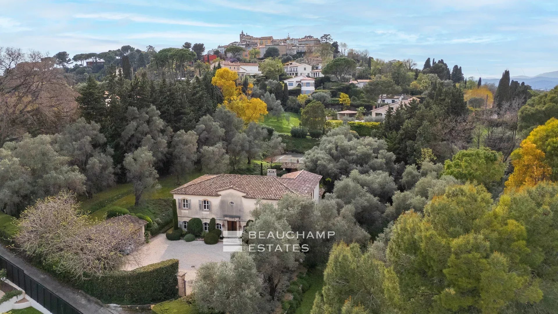 Bastide provençale de 6 chambres à pied du village de Mougins Provençal bastide with 6 bedrooms, within walking distance of the village of Mougins