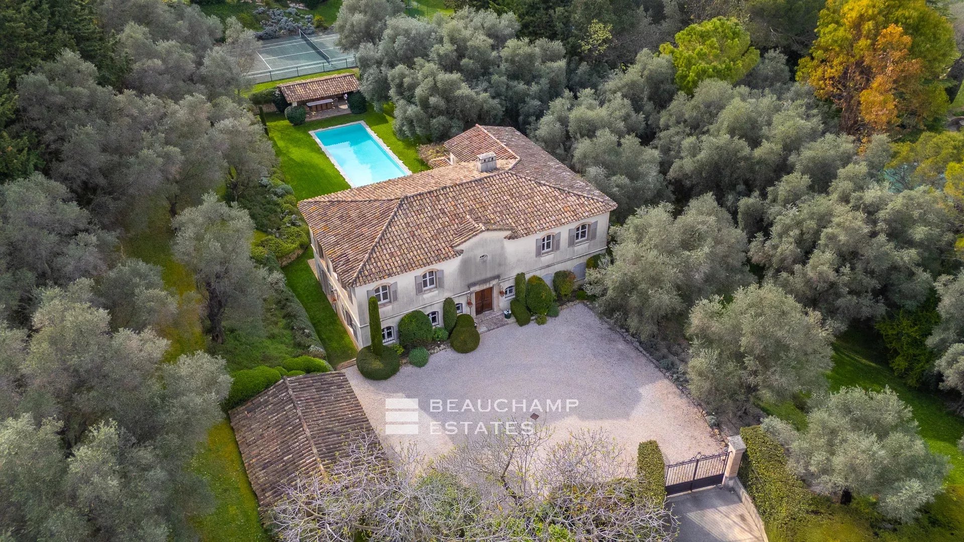 Bastide provençale de 6 chambres à pied du village de Mougins Provençal bastide with 6 bedrooms, within walking distance of the village of Mougins
