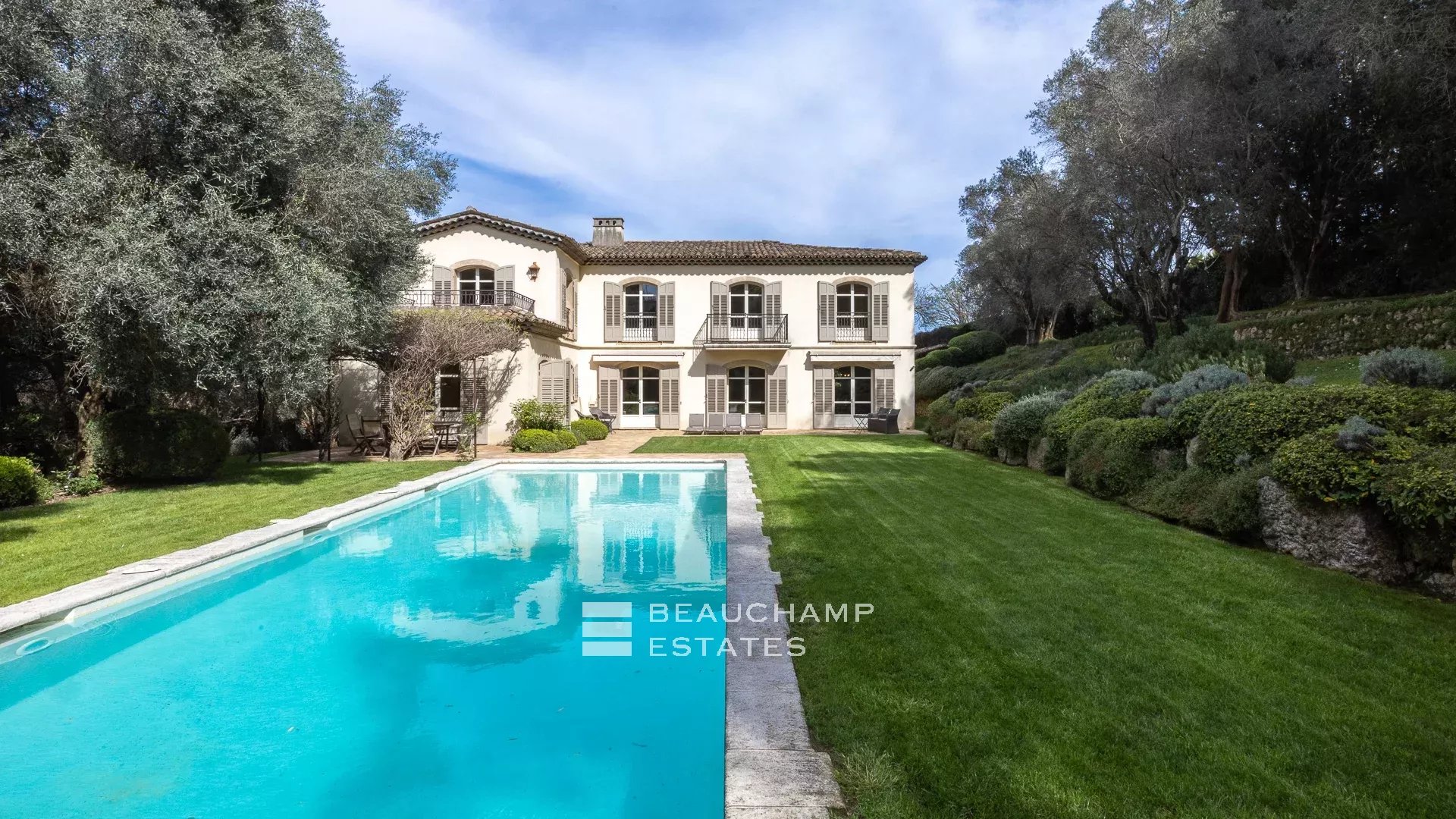 Bastide provençale de 6 chambres à pied du village de Mougins Provençal bastide with 6 bedrooms, within walking distance of the village of Mougins