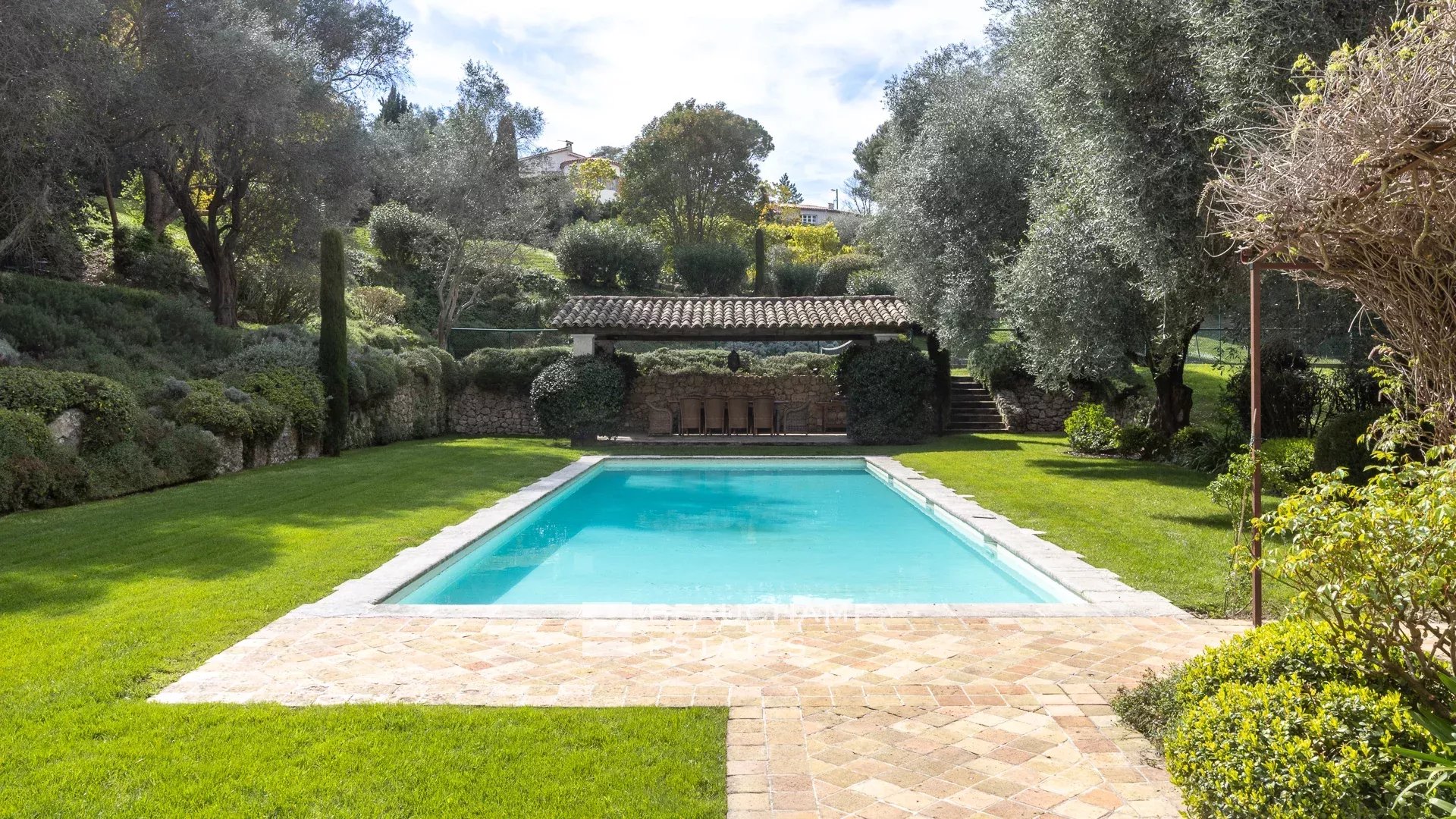 Bastide provençale de 6 chambres à pied du village de Mougins Provençal bastide with 6 bedrooms, within walking distance of the village of Mougins
