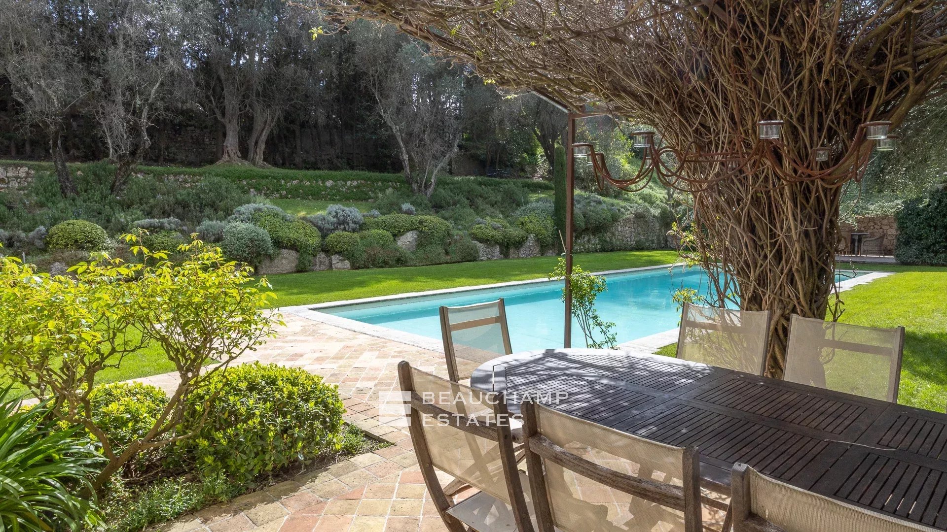 Bastide provençale de 6 chambres à pied du village de Mougins Provençal bastide with 6 bedrooms, within walking distance of the village of Mougins