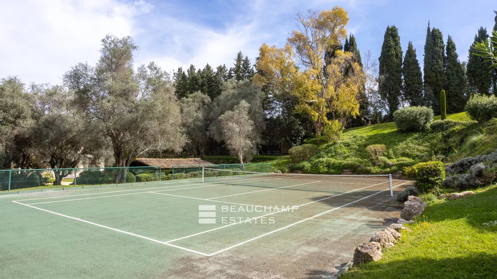 Bastide provençale de 6 chambres à pied du village de Mougins Provençal bastide with 6 bedrooms, within walking distance of the village of Mougins