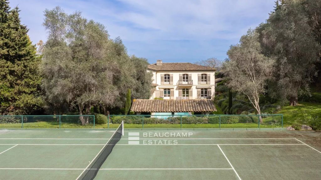 Provençal bastide with 6 bedrooms, within walking distance of the village of Mougins