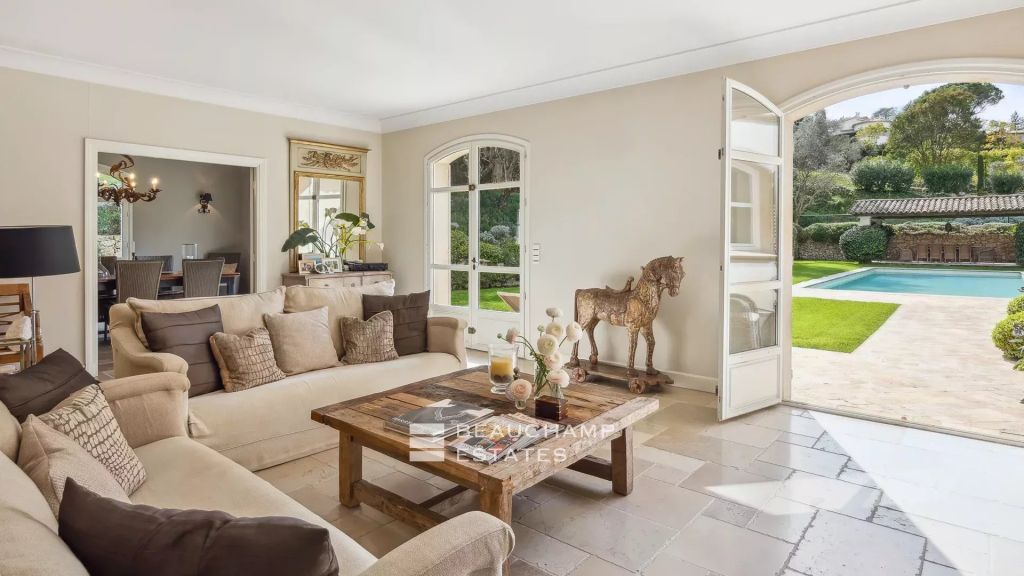 Provençal bastide with 6 bedrooms, within walking distance of the village of Mougins