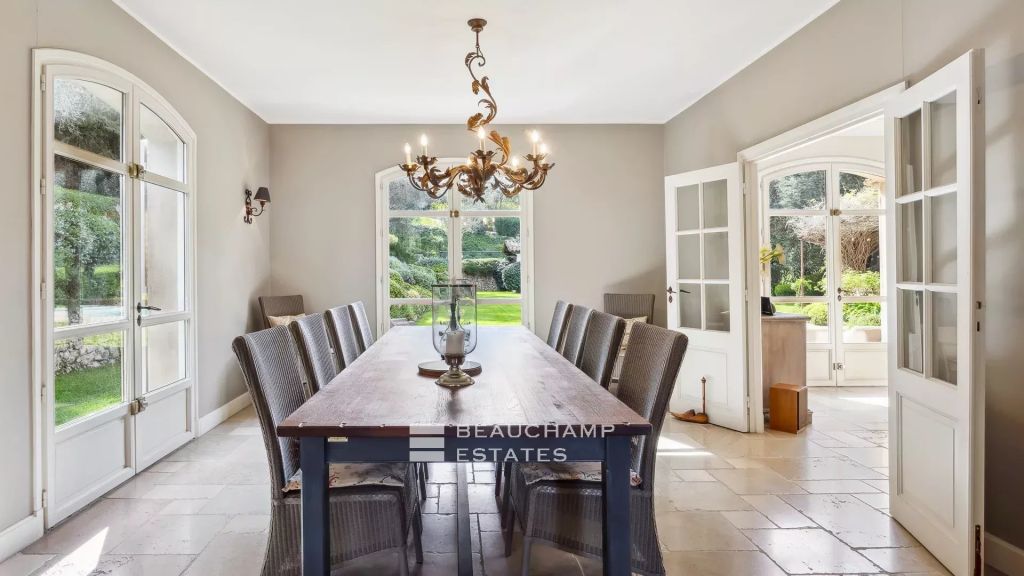 Provençal bastide with 6 bedrooms, within walking distance of the village of Mougins