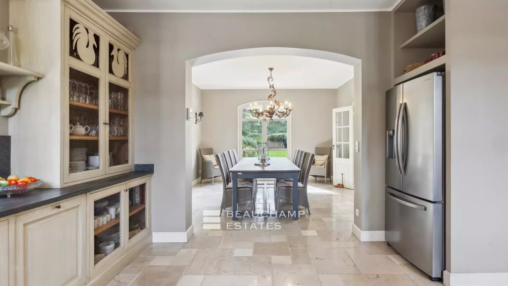 Provençal bastide with 6 bedrooms, within walking distance of the village of Mougins