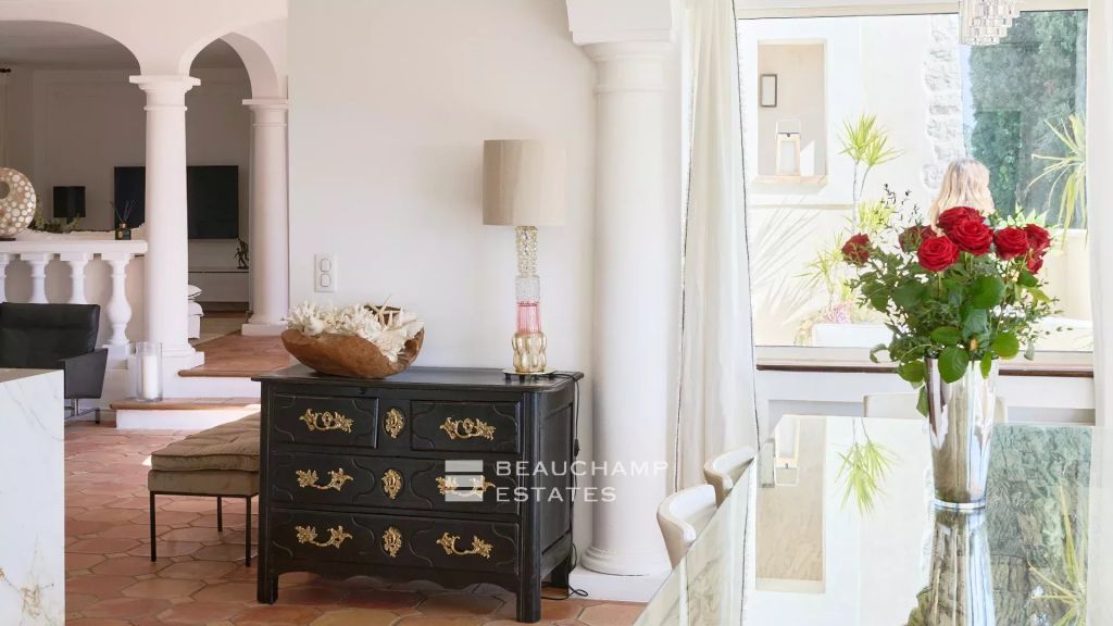 Provençal villa with 4 bedrooms overlooking the hills near Mougins Village